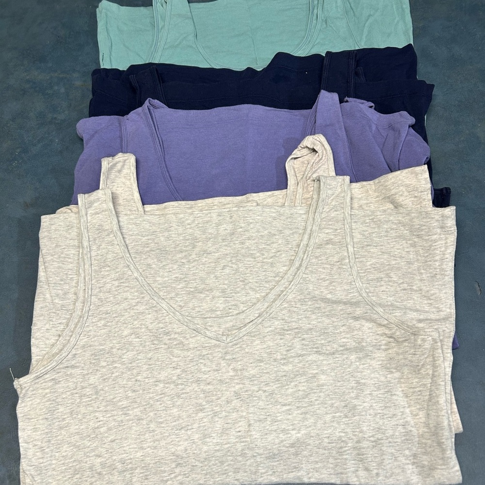 7 total Women's V-Neck Tank Top Set - Assorted Colors size are L and XL mixed